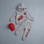 Conjunto EmpiBy de sudadera gris con capucha, pantalón jogger y gorra roja con logo de los Chicago Bulls para bebé