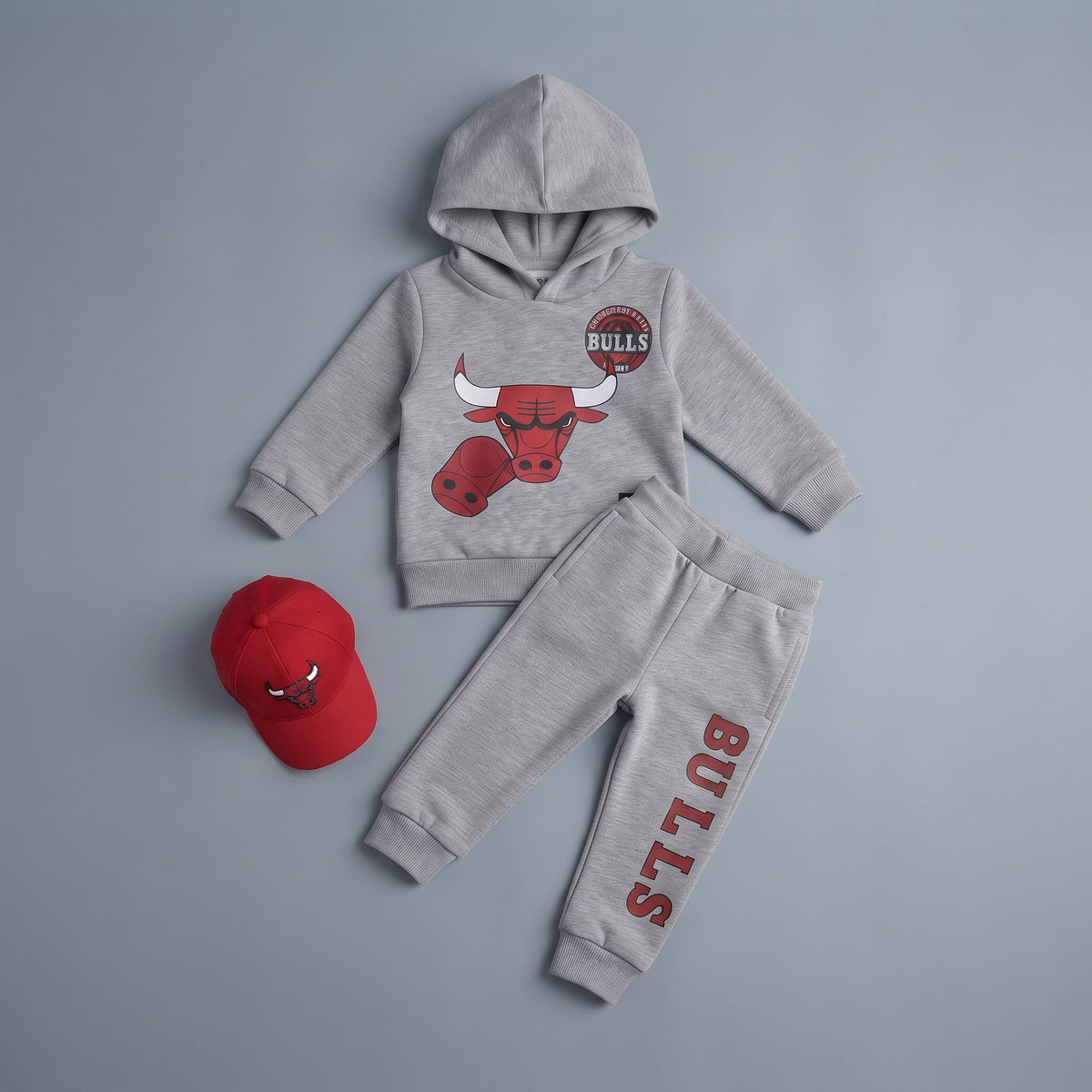 Conjunto EmpiBy de sudadera gris con capucha, pantalón jogger y gorra roja con logo de los Chicago Bulls para bebé
