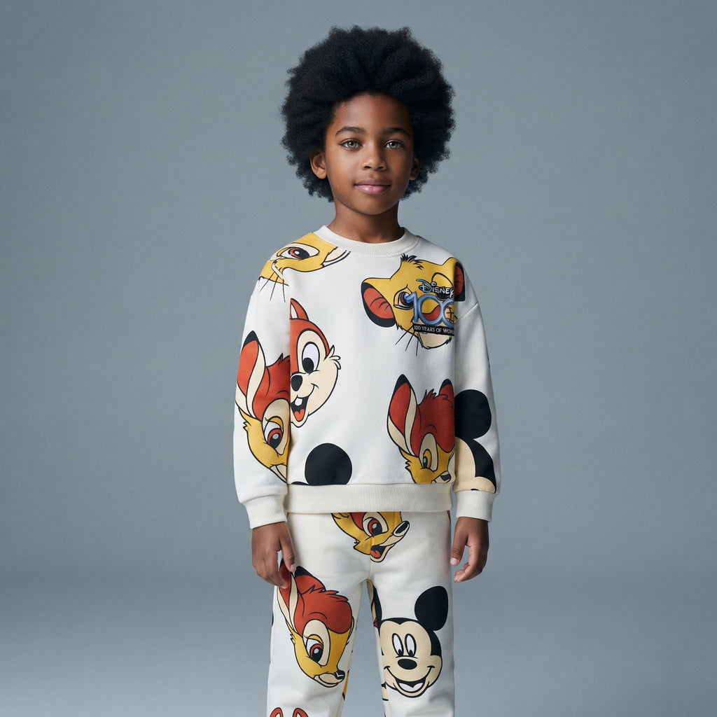 Niño vistiendo conjunto EmpiBy de sudadera y pantalón con estampado colorido de personajes clásicos de Disney