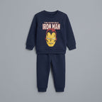 Conjunto EmpiBy de dos piezas para niño en azul marino con estampado de Iron Man y sudadera de felpa francesa