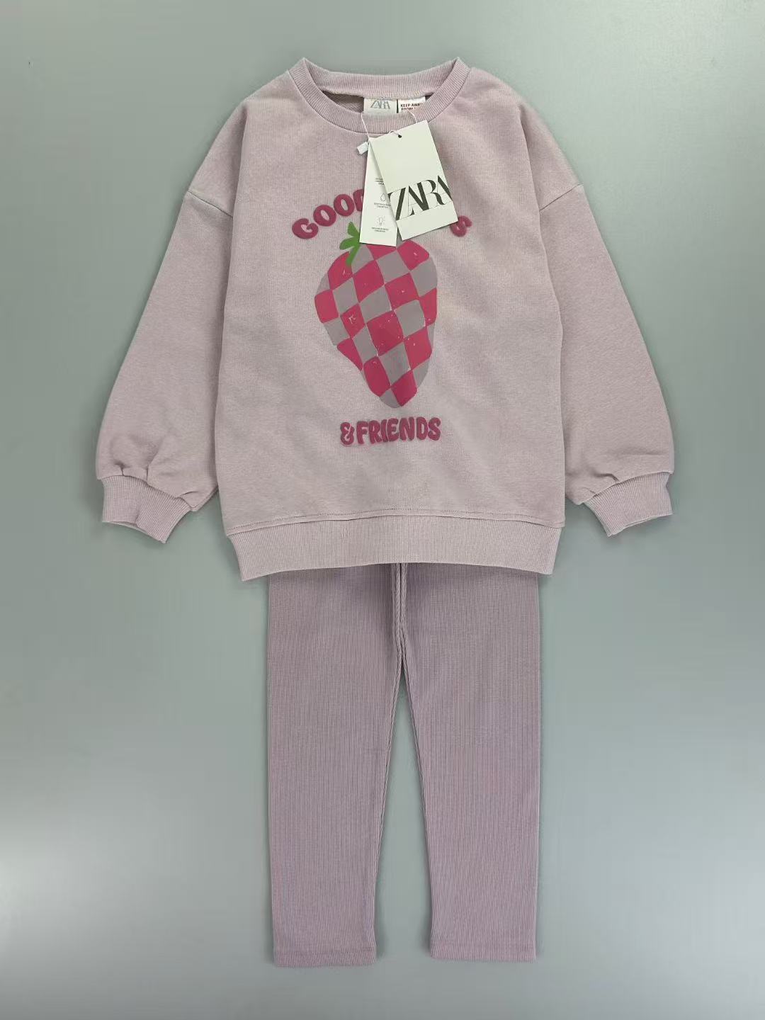 Conjunto EmpiBy de sudadera lila con estampado de fresa a cuadros y leggings acanalados a juego para niña