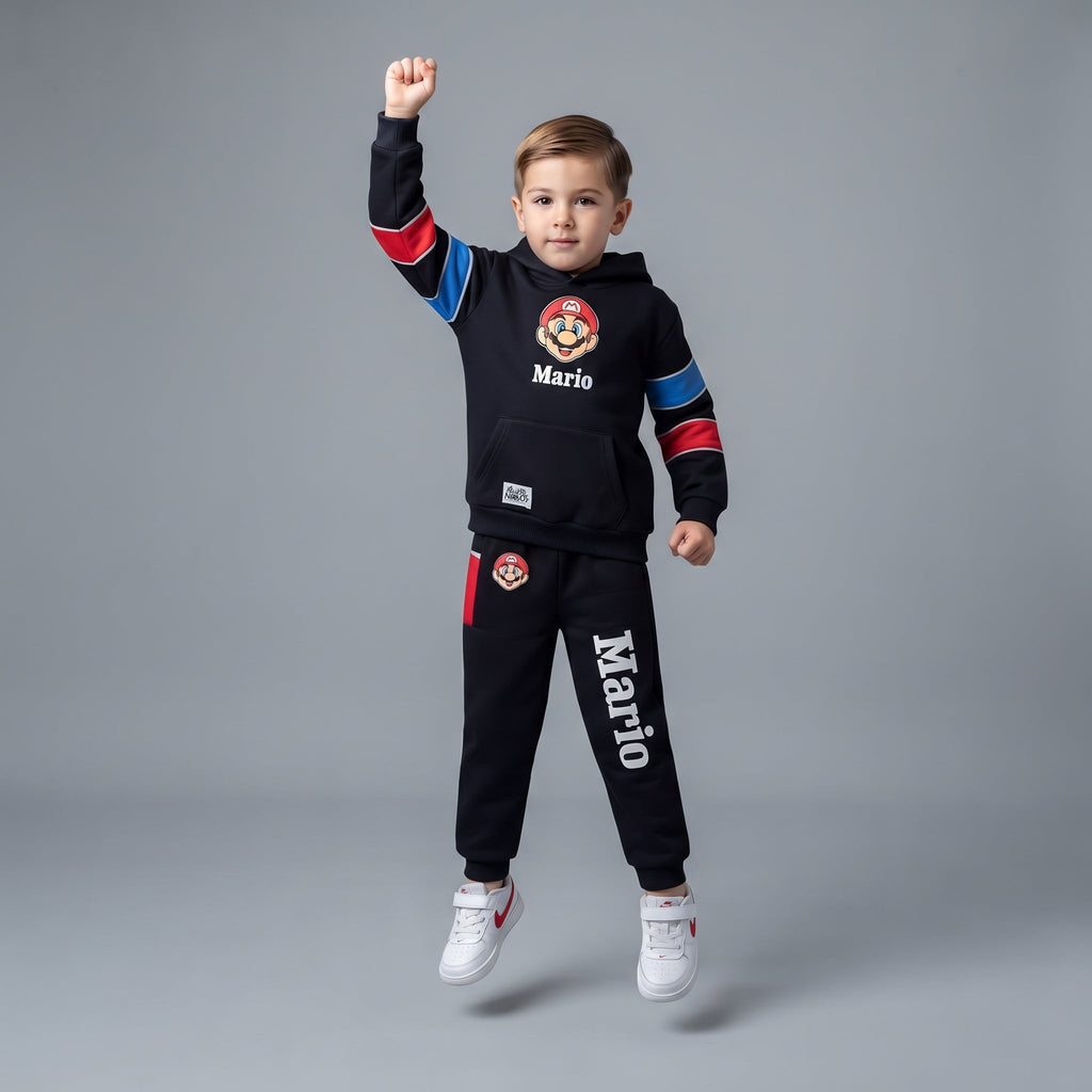 Niño saltando con conjunto EmpiBy de sudadera y jogger negro de Mario Bross con detalles en rojo y azul