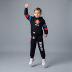 Niño saltando con conjunto EmpiBy de sudadera y jogger negro de Mario Bross con detalles en rojo y azul