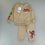 Conjunto EmpiBy de sudadera y pantalón beige con estampados de superhéroes Marvel para niños