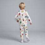 Niño de espaldas vistiendo conjunto EmpiBy de sudadera y jogger marfil con estampado de superhéroes Marvel