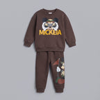 Conjunto de sudadera y jogger marrón EmpiBy con estampado de Mickey Mouse explorador y detalles en amarillo
