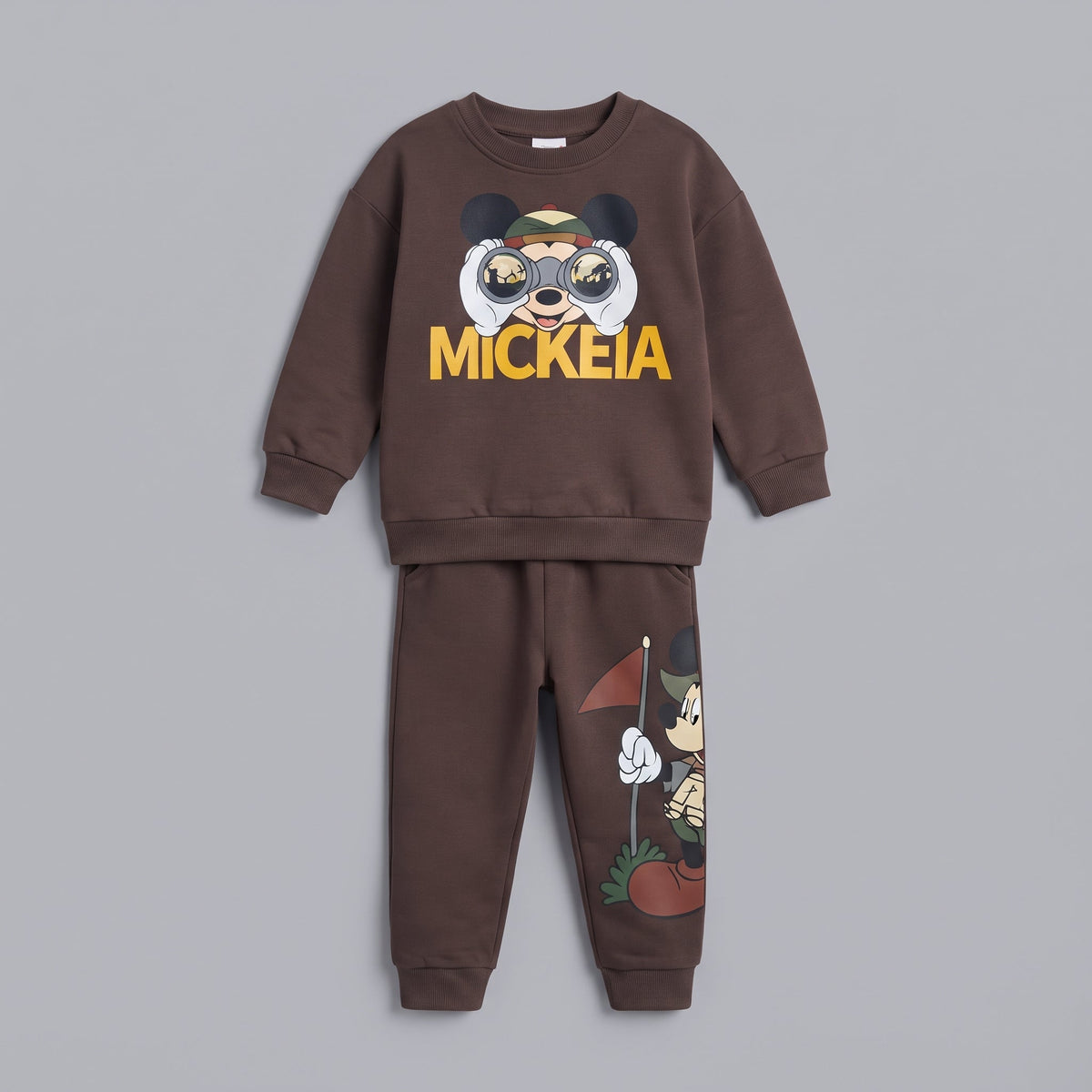 Conjunto de sudadera y jogger marrón EmpiBy con estampado de Mickey Mouse explorador y detalles en amarillo