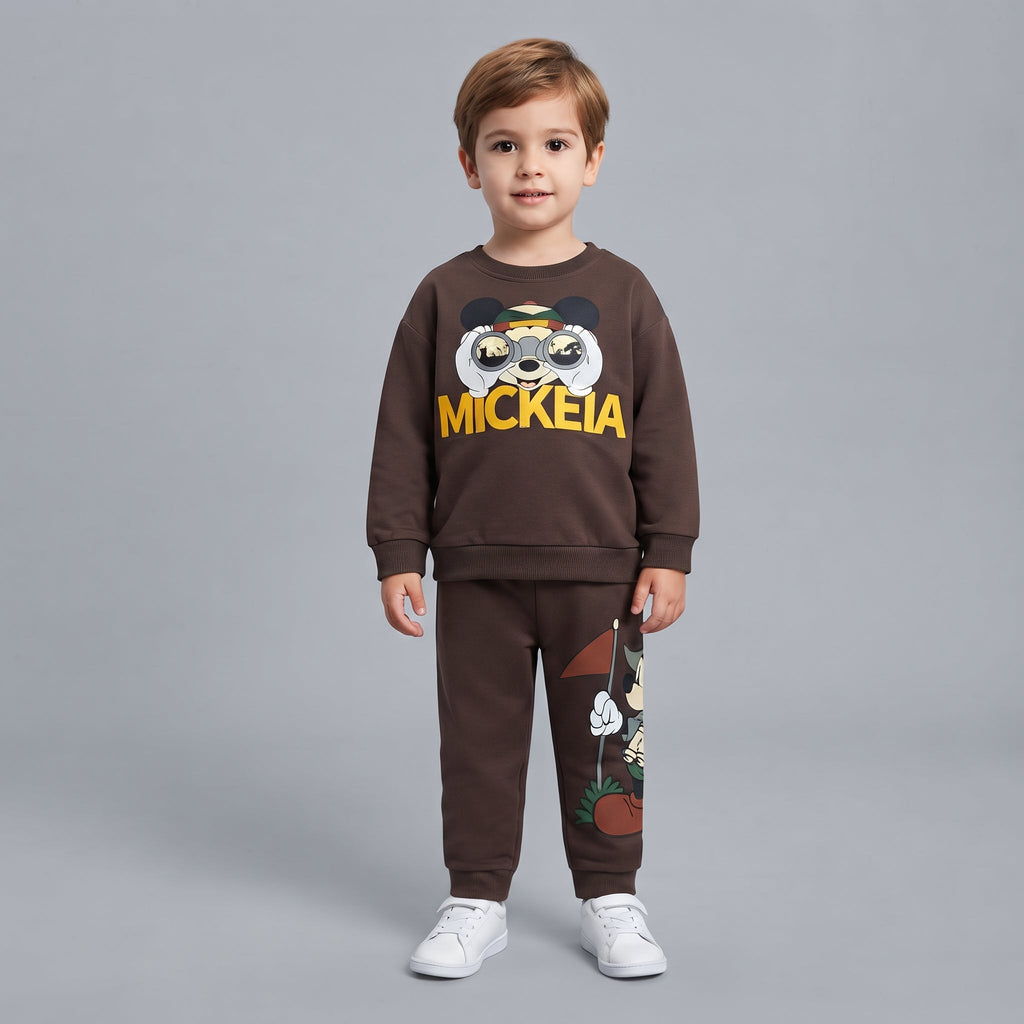 Niño vistiendo conjunto EmpiBy de dos piezas marrón con estampado de Mickey Mouse y detalles en amarillo
