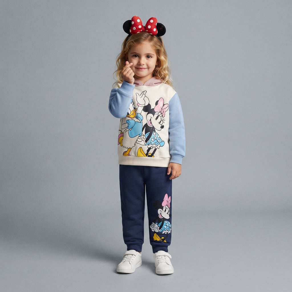 Niña con conjunto EmpiBy de sudadera con capucha de Minnie y Daisy y pantalón jogger azul marino, estilo casual.