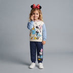Niña con conjunto EmpiBy de sudadera con capucha de Minnie y Daisy y pantalón jogger azul marino, estilo casual.