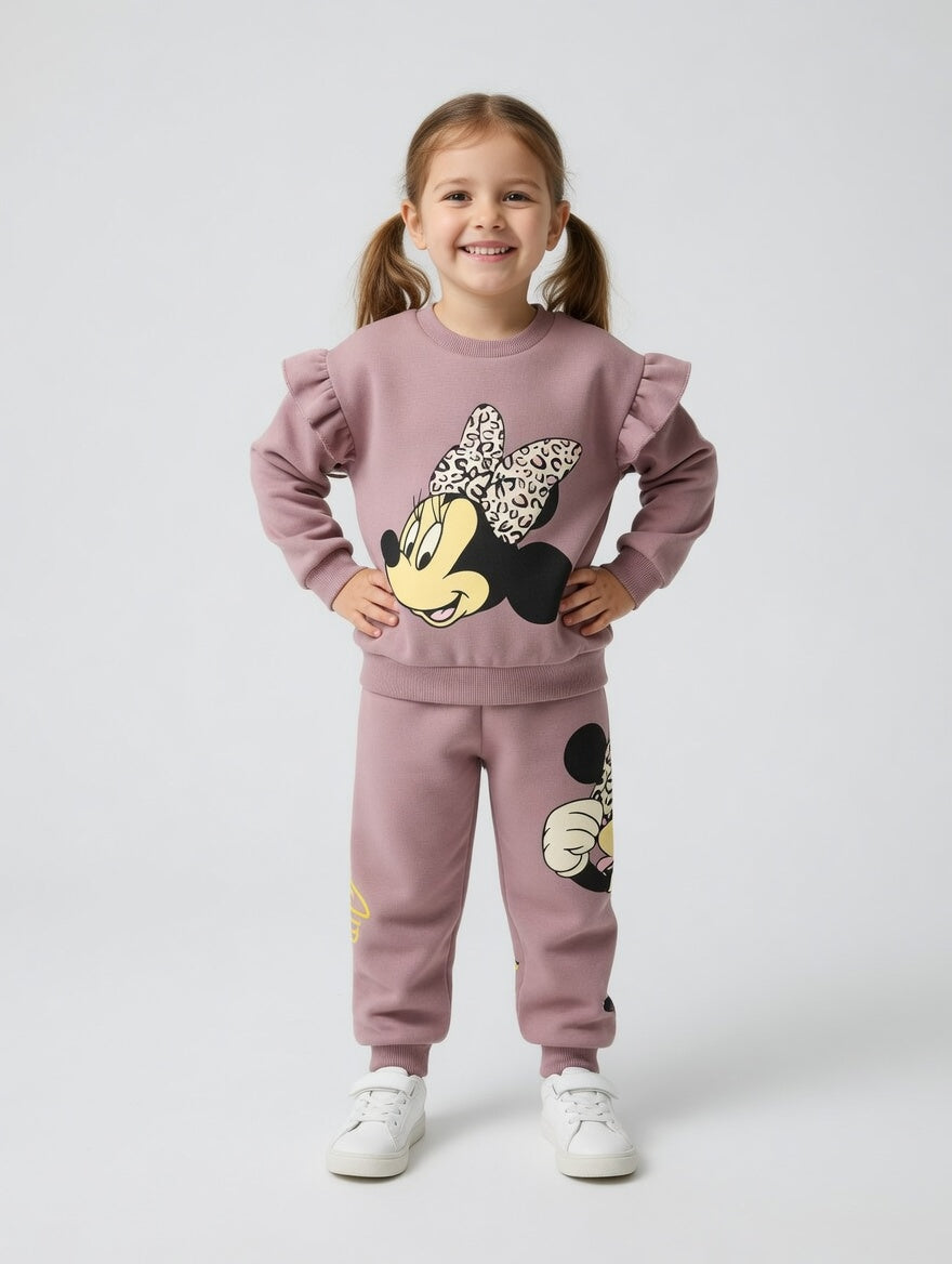 Niña vistiendo conjunto EmpiBy de sudadera y pantalón rosa con estampado de Minnie Mouse y detalles de volantes