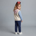 Niña con conjunto EmpiBy de sudadera con capucha rosa y crema y pantalón jogger azul marino de Minnie Mouse