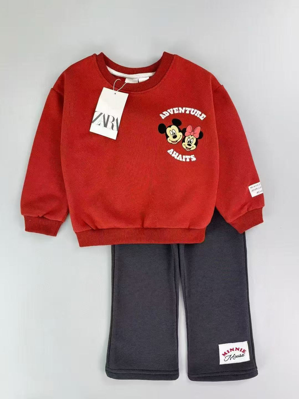 Conjunto EmpiBy de sudadera roja con gráfico de Minnie Mouse y pantalón gris de estilo urbano para niña