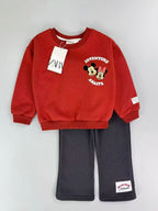 Conjunto EmpiBy de sudadera roja con gráfico de Minnie Mouse y pantalón gris de estilo urbano para niña