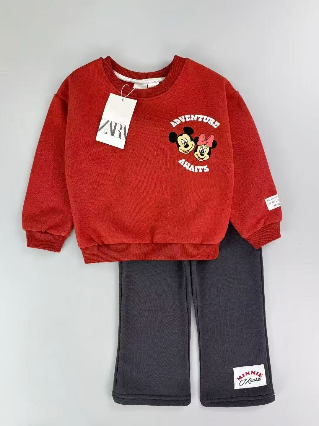 Conjunto EmpiBy de sudadera roja con gráfico de Minnie Mouse y pantalón gris de estilo urbano para niña
