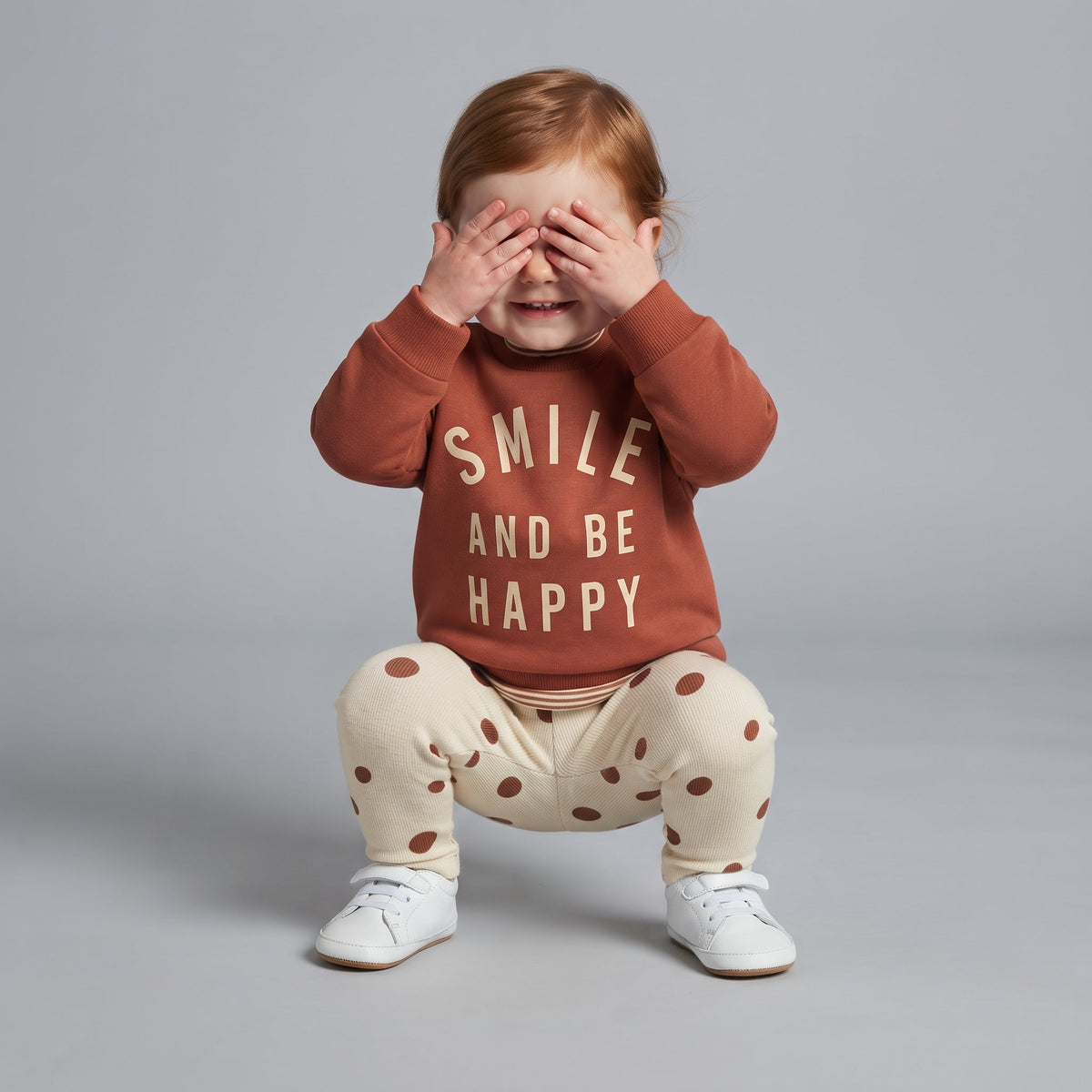 Conjunto EmpiBy de dos piezas para niña con sudadera terracota y legging marfil de lunares, estilo casual y cómodo.