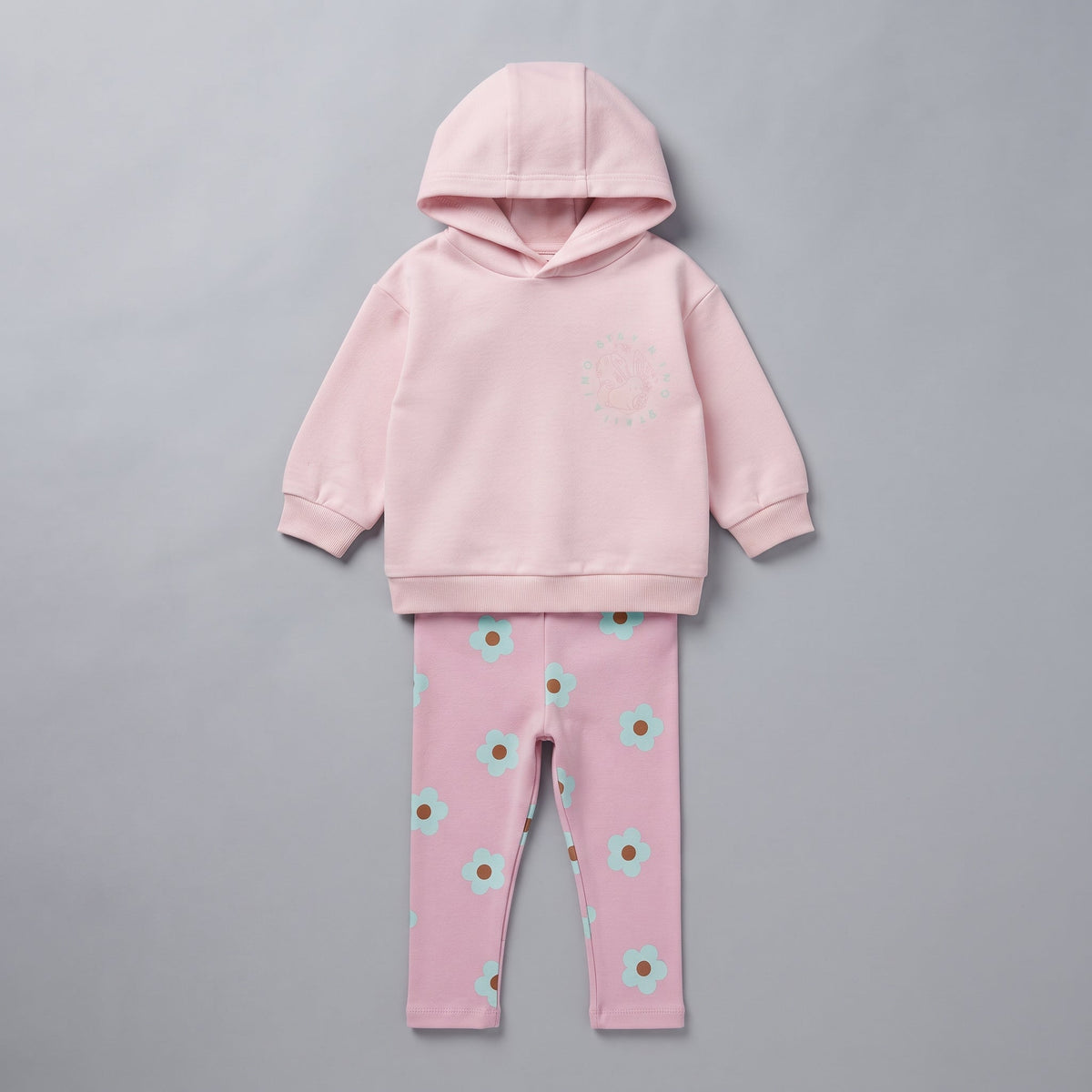Conjunto EmpiBy de dos piezas para niña: sudadera rosa con capucha y legging estampado con flores celestes.