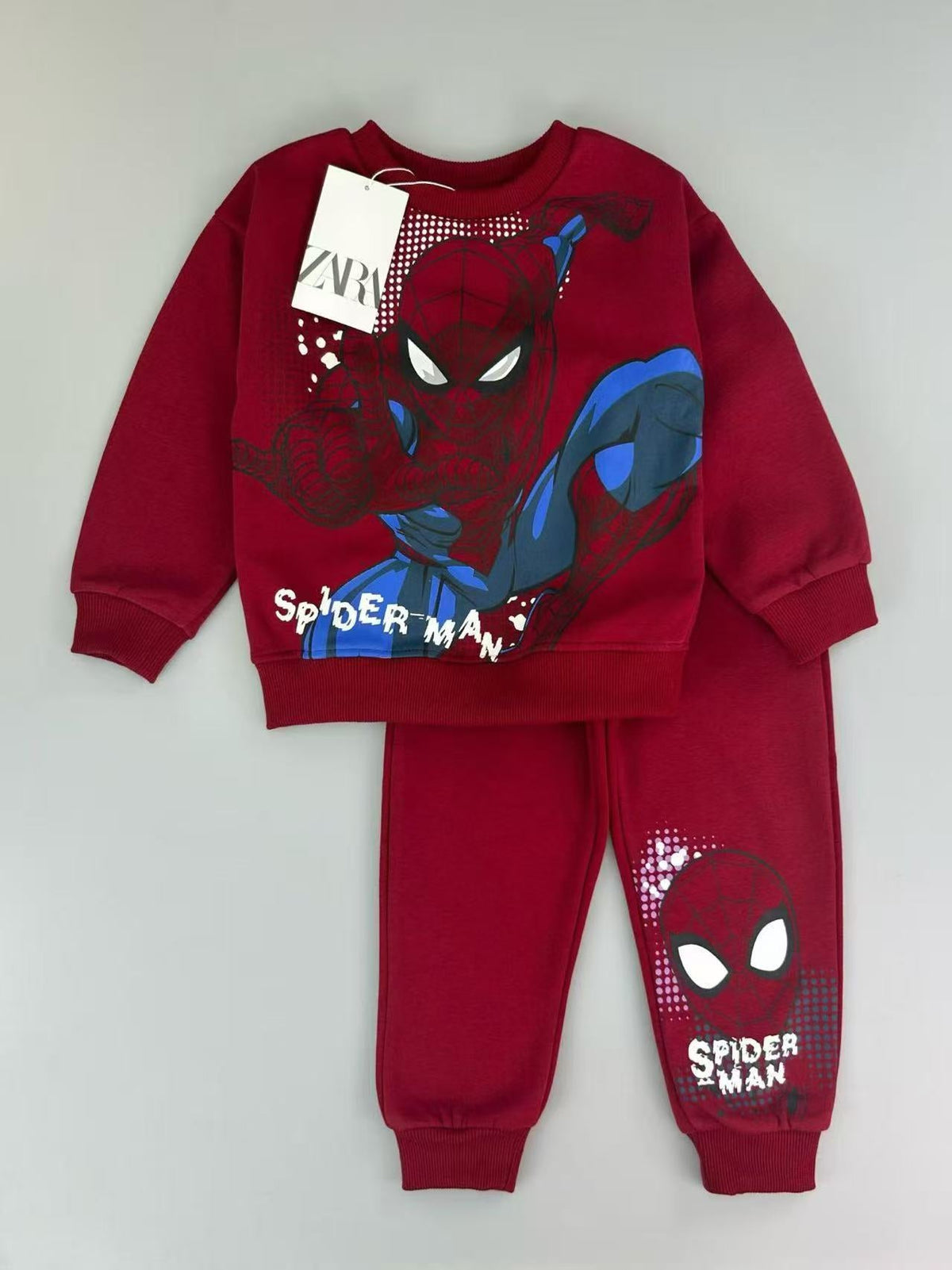Conjunto EmpiBy de sudadera y pantalón rojo de Spider-Man con estampado del superhéroe y detalles en azul
