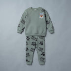 Conjunto EmpiBy de dos piezas Paw Patrol en verde salvia con sudadera de Chase y pantalón jogger estampado de huellas
