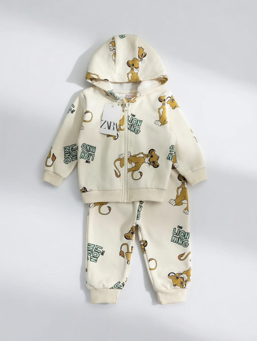 Conjunto de sudadera y pantalón EmpiBy color crema con estampado de Simba de El Rey León para niños aventureros.