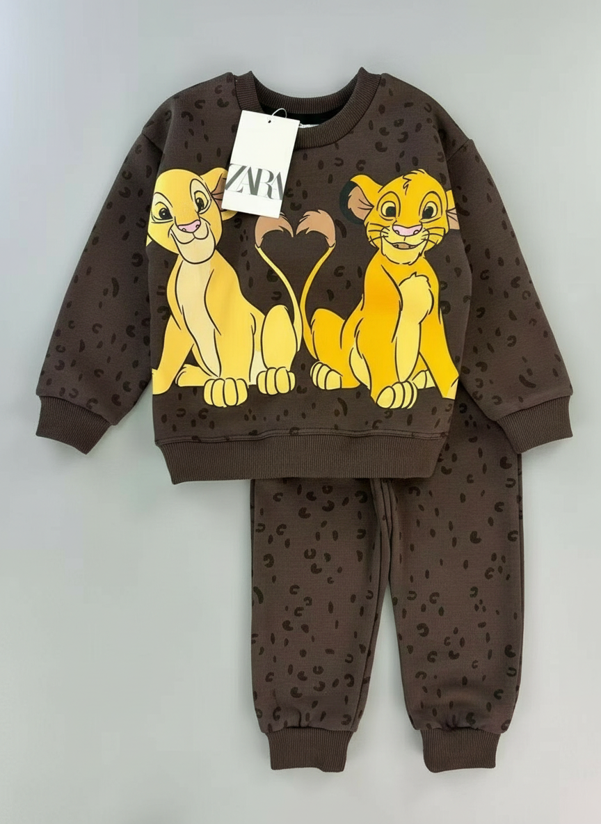 Conjunto EmpiBy de sudadera y jogger marrón chocolate con estampado de Simba y Nala formando un corazón