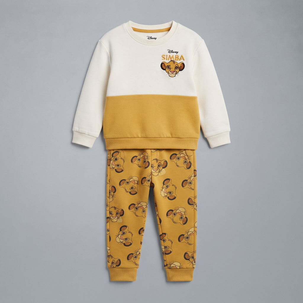 Conjunto EmpiBy de dos piezas de El Rey León con sudadera color-block crema y mostaza y jogger estampado de Simba