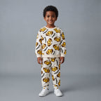 Niño sonriente vistiendo conjunto EmpiBy de sudadera y jogger color crema con estampado de Simba de El Rey León
