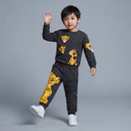 Niño vistiendo conjunto EmpiBy de sudadera y jogger gris oscuro con estampado de Simba y Timón de El Rey León