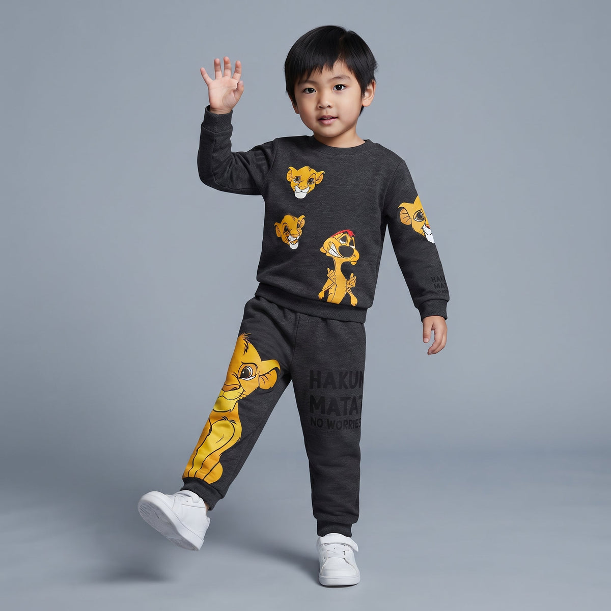 Niño vistiendo conjunto EmpiBy de sudadera y jogger gris oscuro con estampado de Simba y Timón de El Rey León