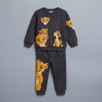 Conjunto EmpiBy de dos piezas gris oscuro con estampado de Simba y Timón de El Rey León para niño