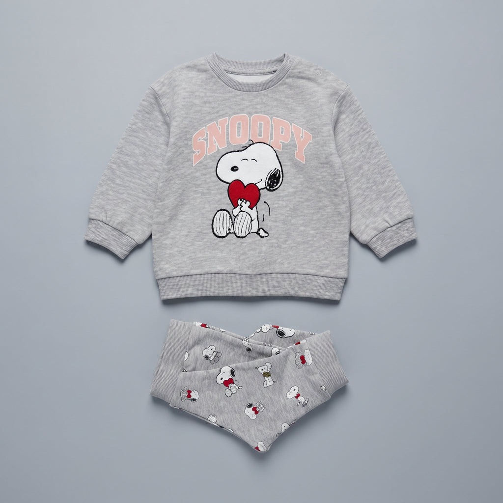 Conjunto EmpiBy de dos piezas para bebé niña, sudadera gris con Snoopy y corazón rojo, y legging estampado a juego.