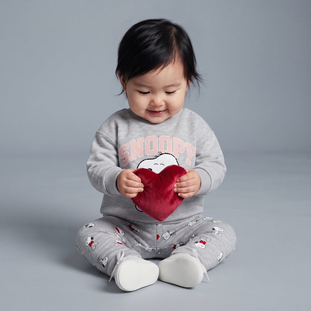 Bebé niña con conjunto EmpiBy de sudadera gris y leggings con estampado de Snoopy y corazón rojo, estilo tierno