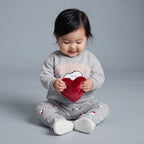 Bebé niña con conjunto EmpiBy de sudadera gris y leggings con estampado de Snoopy y corazón rojo, estilo tierno