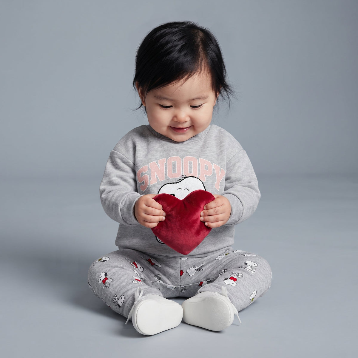 Bebé niña con conjunto EmpiBy de sudadera gris y leggings con estampado de Snoopy y corazón rojo, estilo tierno
