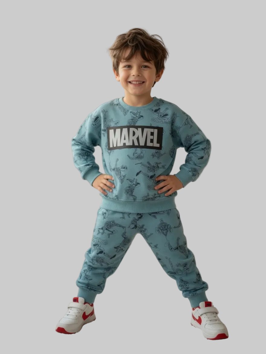 Niño sonriente vistiendo conjunto EmpiBy de sudadera y jogger verde azulado con estampado de Spider-Man y logo Marvel