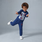 Niño sonriente vistiendo conjunto EmpiBy de sudadera y jogger azul de Spider-Man con estampado de Marvel