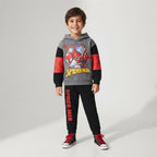 Niño sonriente vistiendo conjunto de sudadera y pantalón EmpiBy con estampado de Spider-Man en colores gris y negro