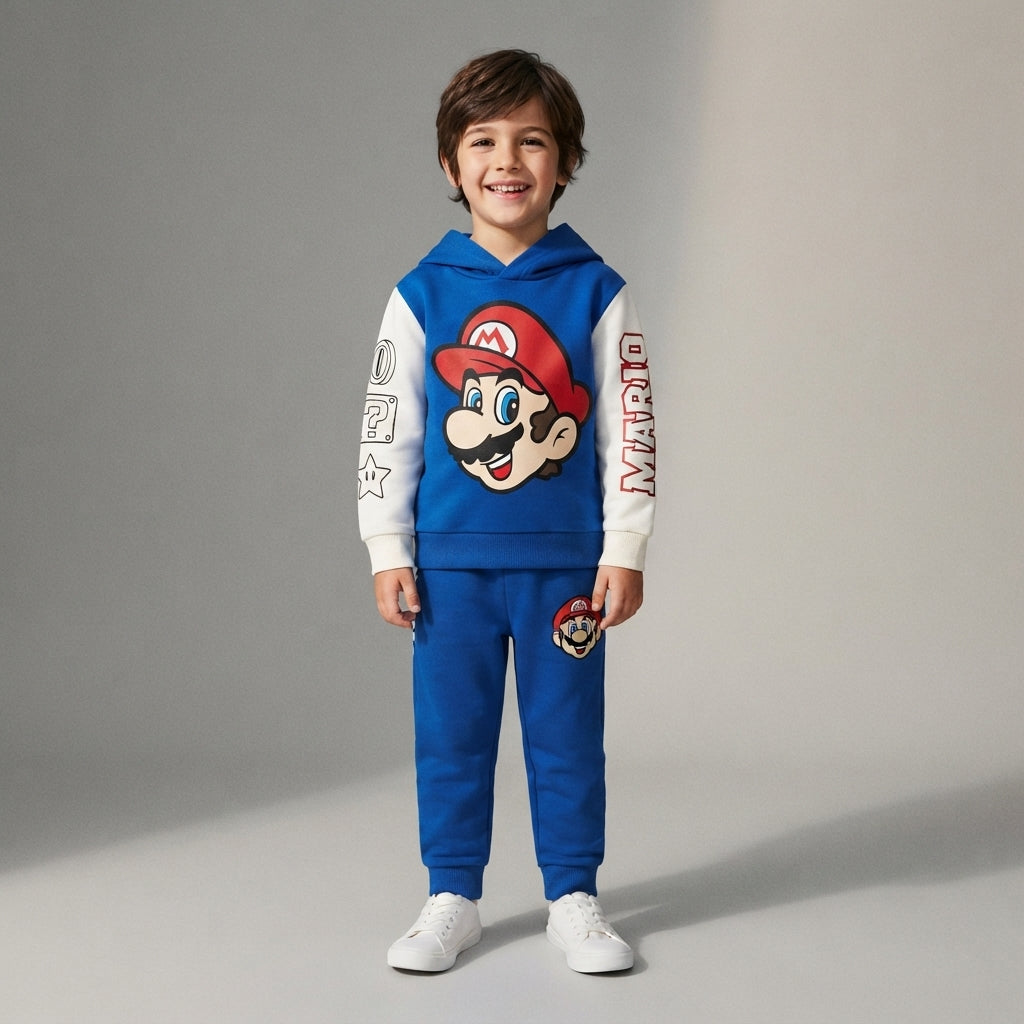 Niño sonriente vistiendo conjunto EmpiBy de sudadera azul y blanca con estampado de Super Mario y pantalón a juego.
