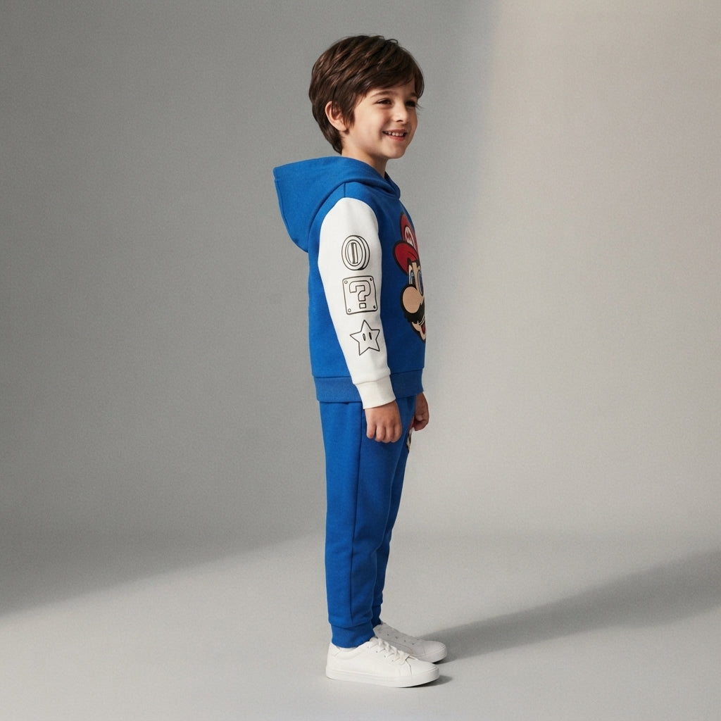 Niño vistiendo conjunto EmpiBy de Super Mario Bros con sudadera azul y blanca y pantalón a juego con estampado gamer