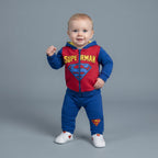 Bebé con conjunto EmpiBy de Superman de dos piezas, sudadera roja y azul con cremallera y pantalón jogger a juego.