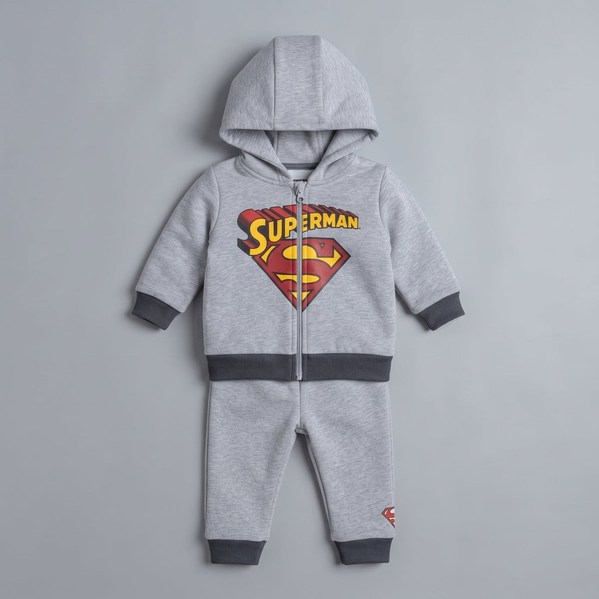Conjunto EmpiBy de 2 piezas para bebé niño, sudadera gris con capucha y logo de Superman y pantalón jogger a juego.