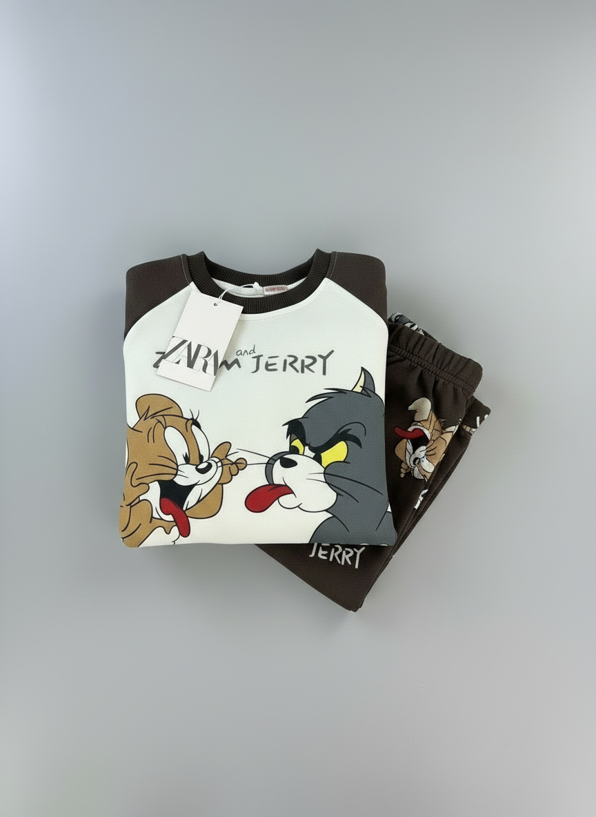 Conjunto EmpiBy de sudadera y jogger Tom y Jerry en color crema y café con estampado divertido para niños