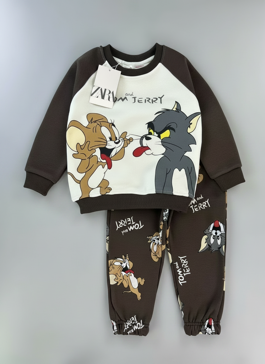 Conjunto EmpiBy de sudadera y jogger Tom y Jerry en color café y crema con estampado de personajes