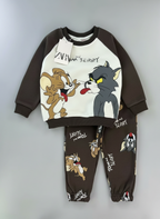 Conjunto EmpiBy de sudadera y jogger Tom y Jerry en color café y crema con estampado de personajes
