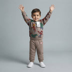 Niño pequeño vistiendo conjunto EmpiBy de sudadera y pantalón color topo con estampado de superhéroes Marvel