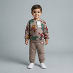 Niño pequeño vistiendo conjunto EmpiBy de sudadera y pantalón color topo con estampado de superhéroes Marvel