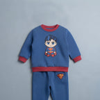 Conjunto EmpiBy de dos piezas para niño en azul con estampado de Superman, cuello redondo y pantalón jogger cómodo.