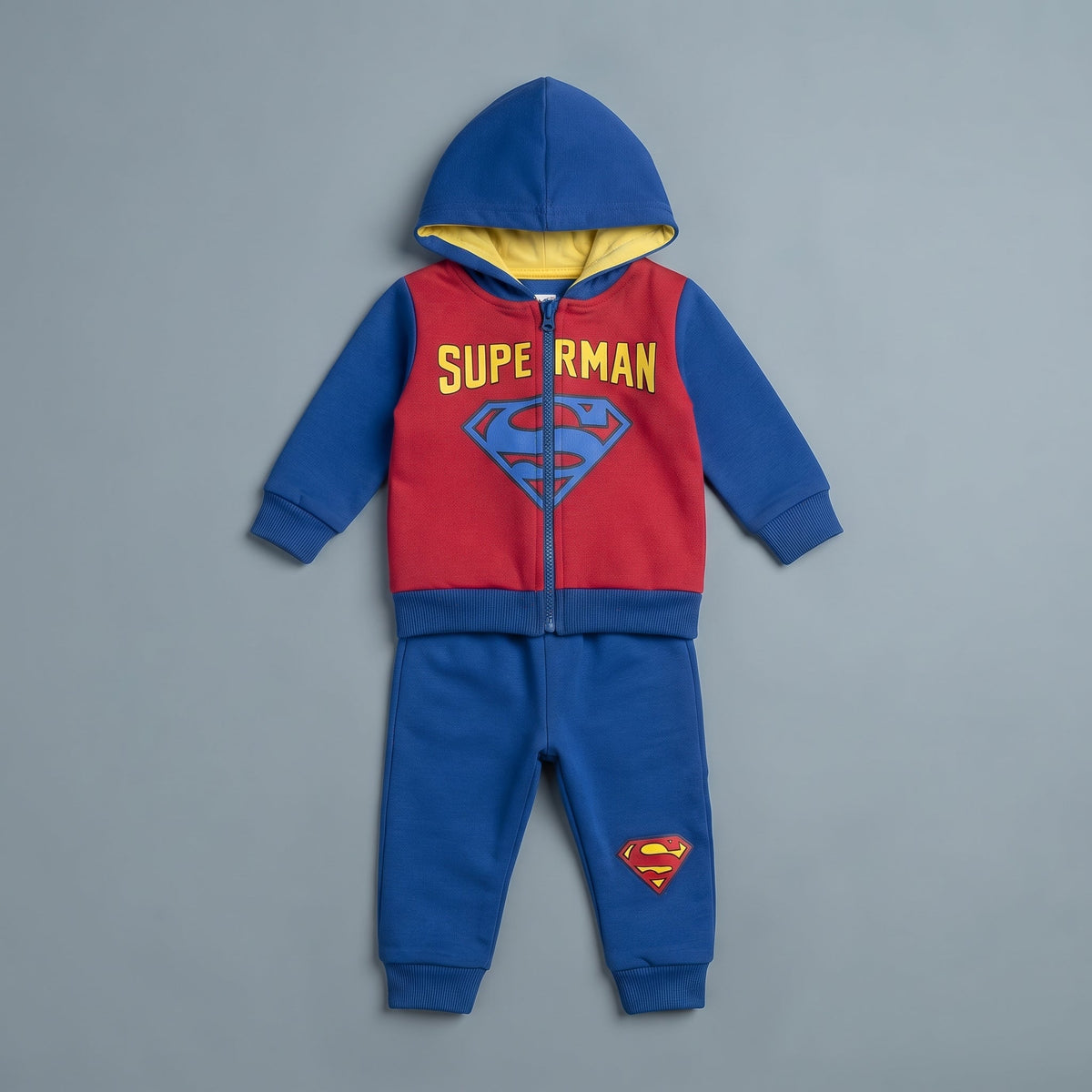 Conjunto EmpiBy de 2 piezas de Superman para bebé, sudadera roja con cremallera y pantalón jogger azul con logo.