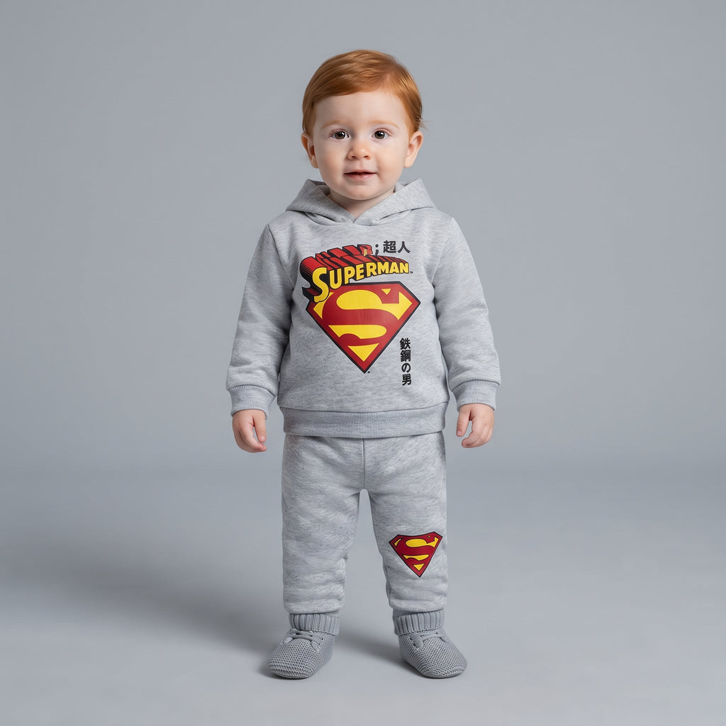 Bebé con conjunto EmpiBy de dos piezas gris de Superman, sudadera con capucha y pantalón jogger con logo estampado.