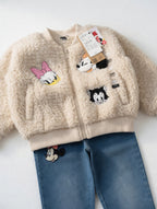 Conjunto EmpiBy de chaqueta teddy color crema con parches de Disney y jeans azules con detalle de Minnie Mouse